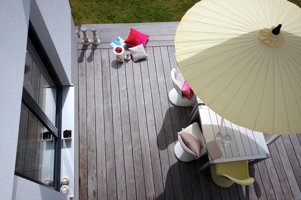 Große Stilmix Pergola Terrasse hinter dem Haus mit Kübelpflanzen in Frankfurt am Main