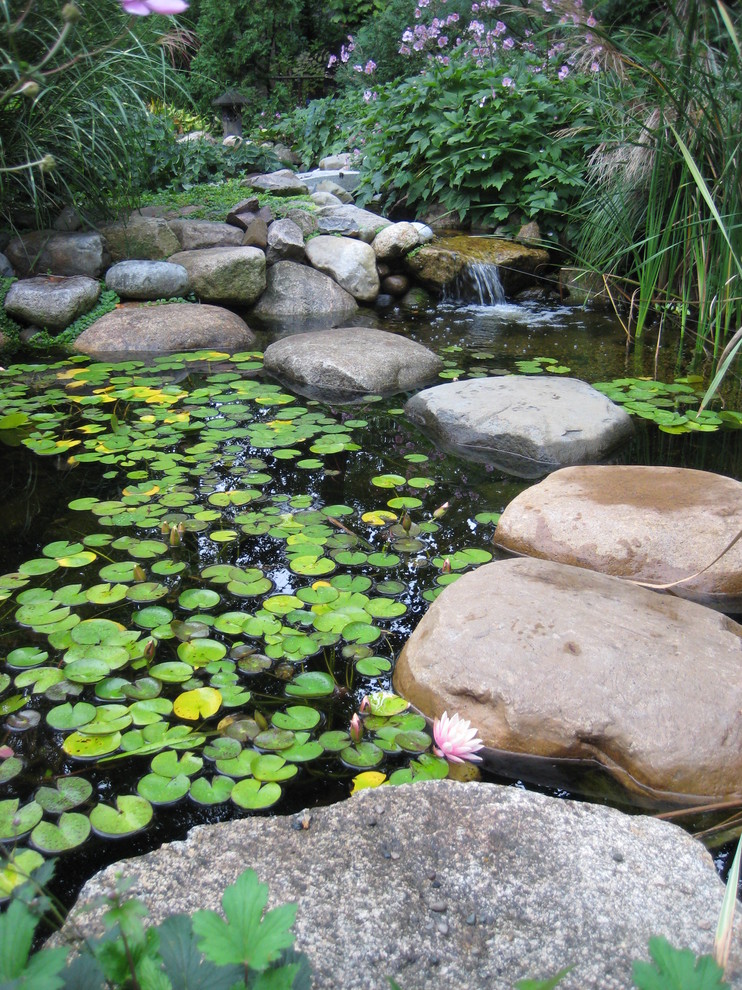Inspiration for a mid-sized asian backyard garden in Detroit with a water feature and natural stone pavers.