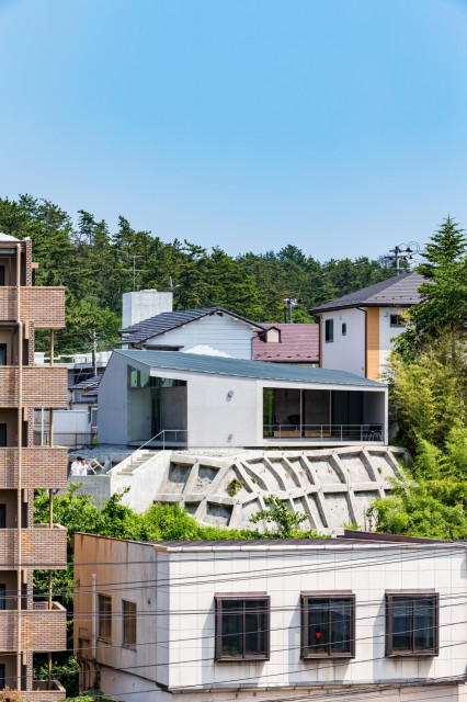 KTK　擁壁上の住処 moderno-fachada