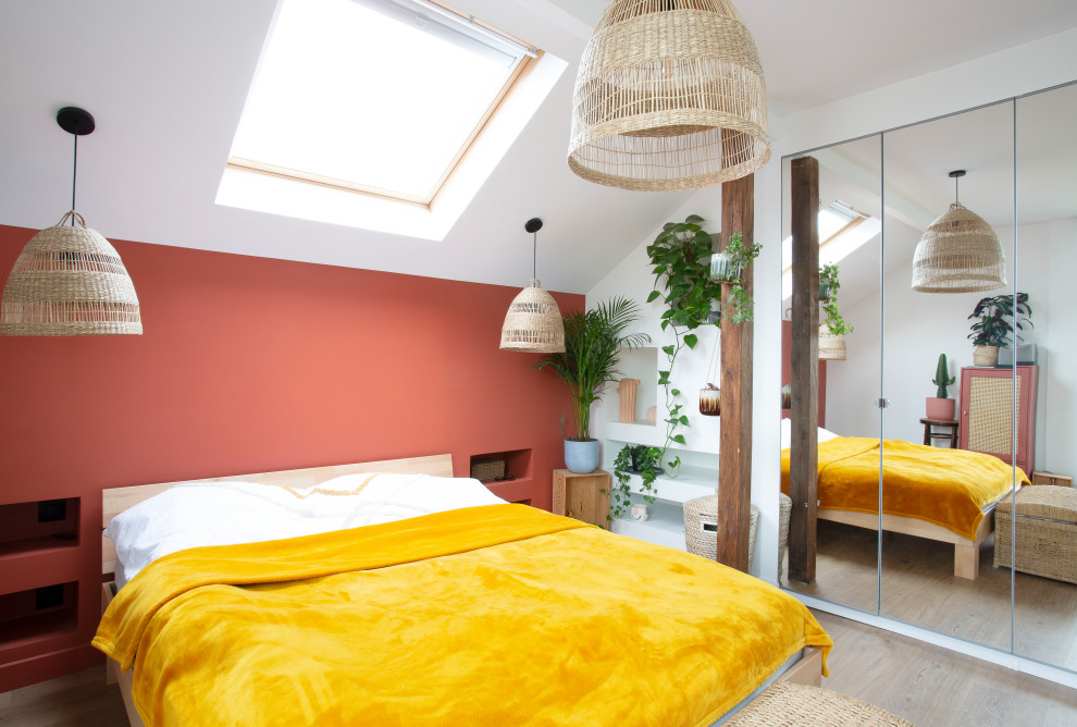 Источник вдохновения для домашнего уюта: спальня в современном стиле с оранжевыми стенами, светлым паркетным полом, бежевым полом и сводчатым потолком