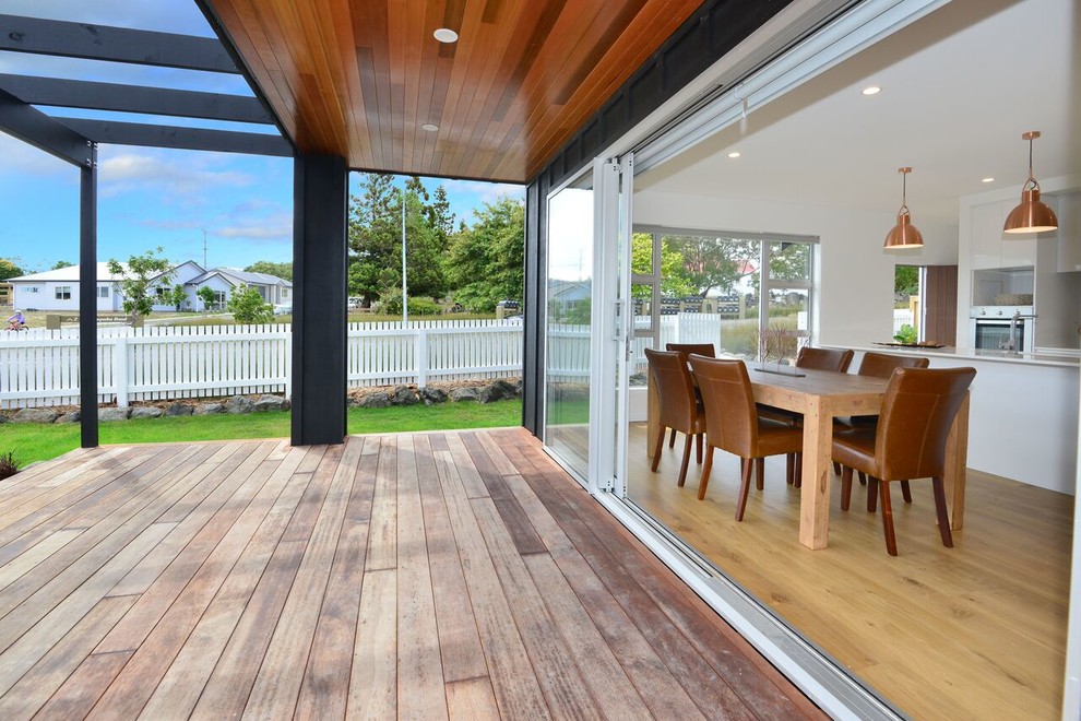 Inspiration for a mid-sized contemporary side yard deck in Auckland with a pergola.