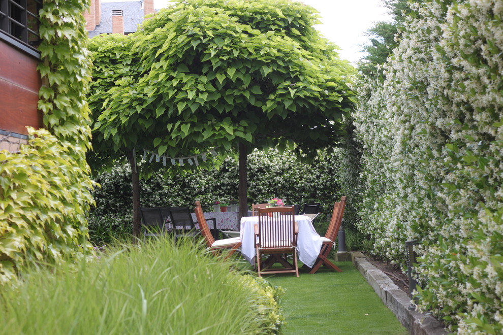 This is an example of a country backyard formal garden for summer in Madrid.