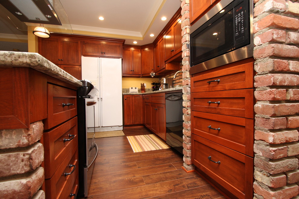 Inspiration for a mid-sized transitional kitchen remodel in Orange County