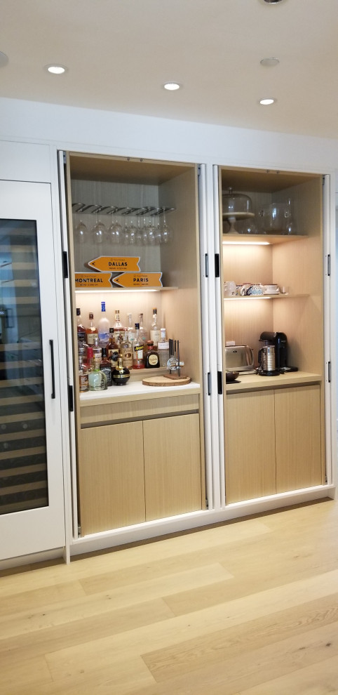 Photo of a modern home bar in Vancouver.