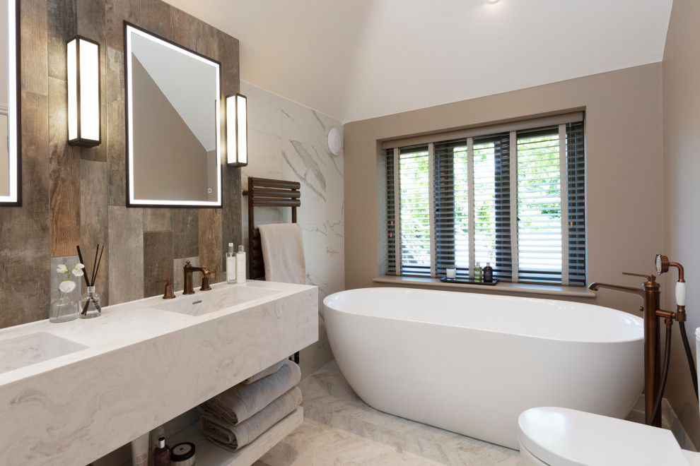 Idee per una grande stanza da bagno minimal con pareti bianche, pavimento con piastrelle in ceramica e pavimento bianco