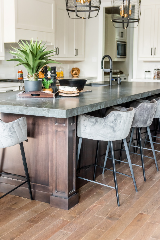 Example of a transitional home design design in Toronto