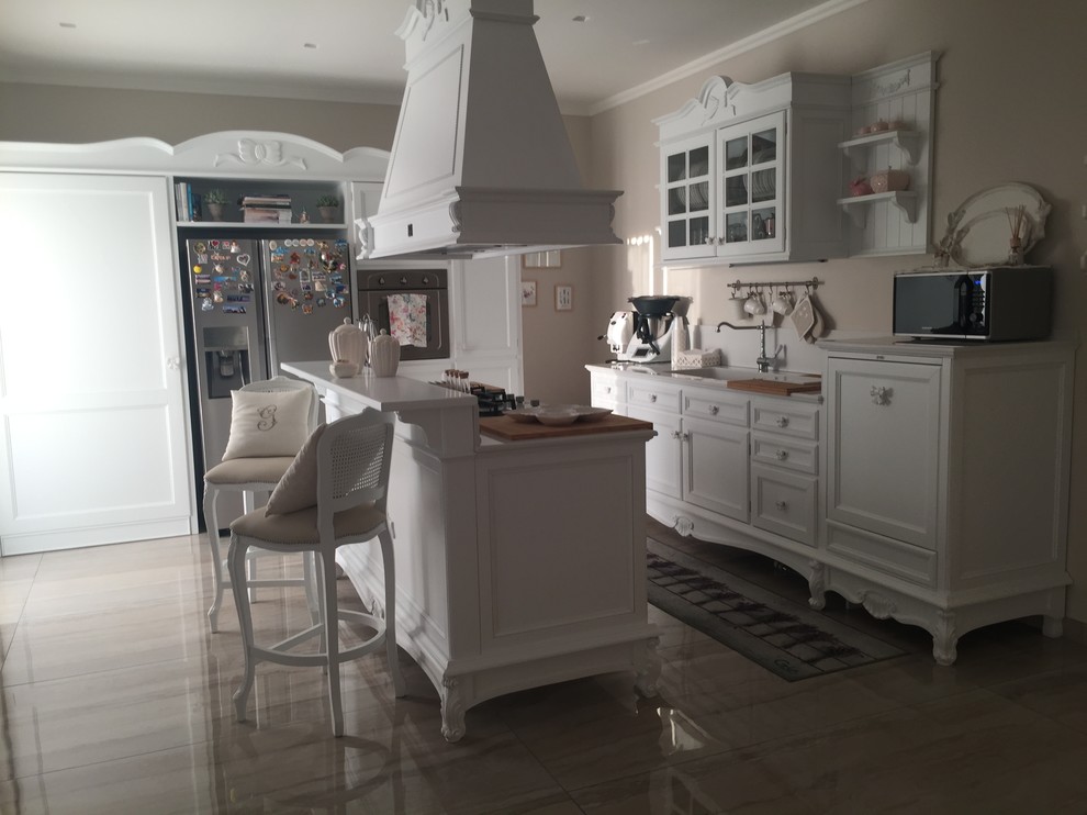 Immagine di una cucina classica con nessun'anta, ante bianche, top in quarzo composito, elettrodomestici in acciaio inossidabile e top bianco