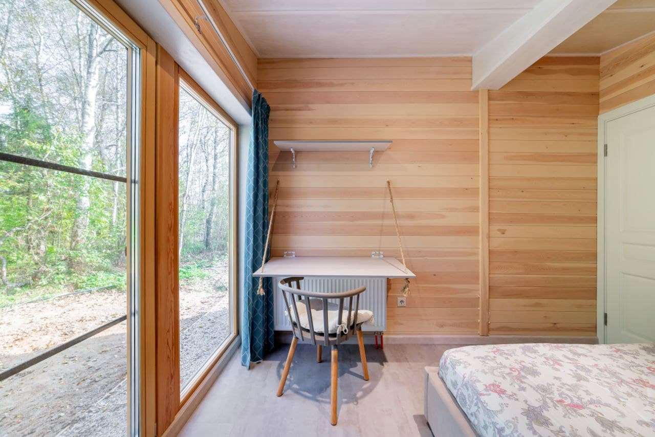 Мебель для спальни с подвесным столиком в загородный дом