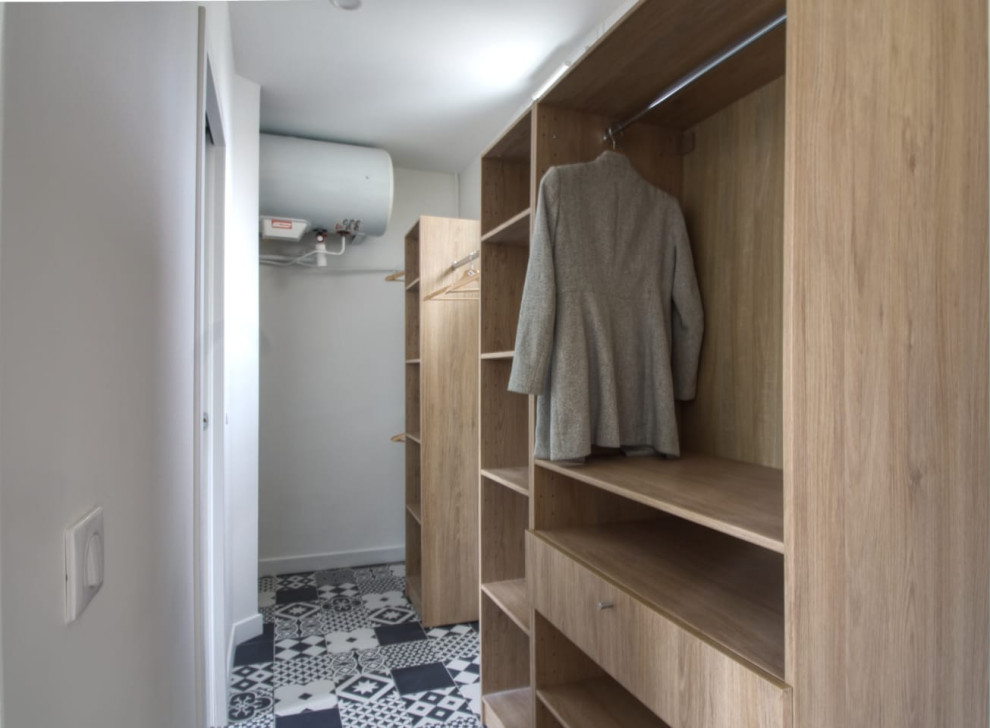 Inspiration pour un dressing room design en bois clair de taille moyenne et neutre avec un sol en vinyl et un sol multicolore.