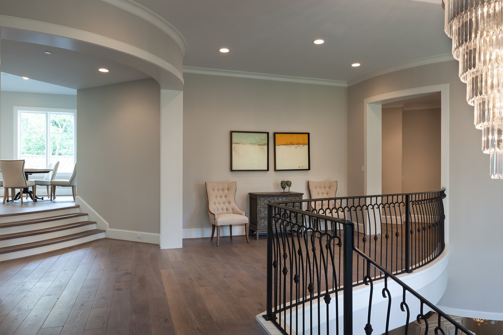 Photo of a transitional hallway in Houston.