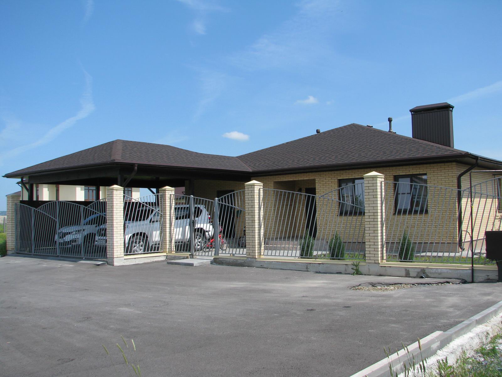 Одноэтажный дом с автонавесом и бассейном у террасы