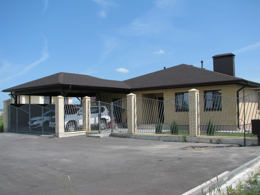 Одноэтажный дом с автонавесом и бассейном у террасы