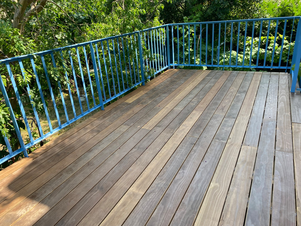 Inspiration for a contemporary deck remodel in Toulouse