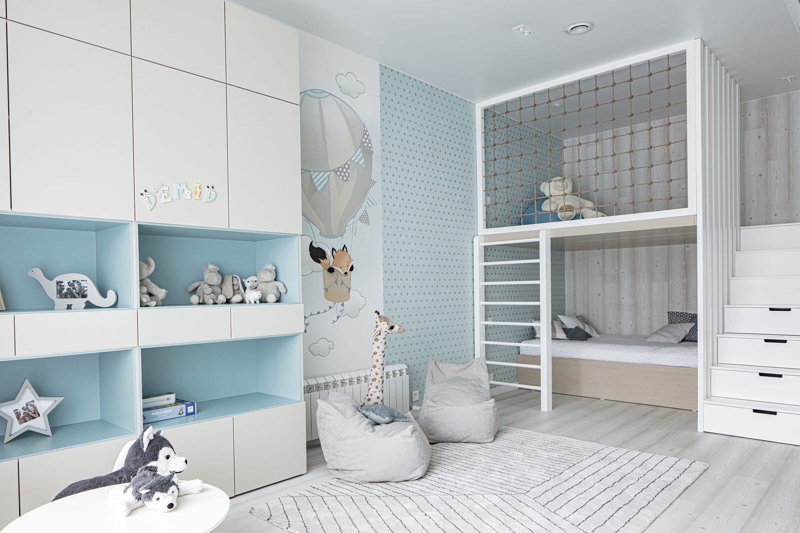 Большой красивый белый дом