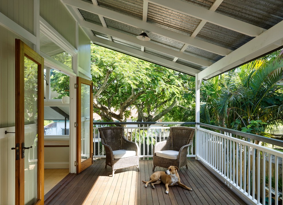 Inspiration for a traditional balcony in Brisbane with a roof extension.