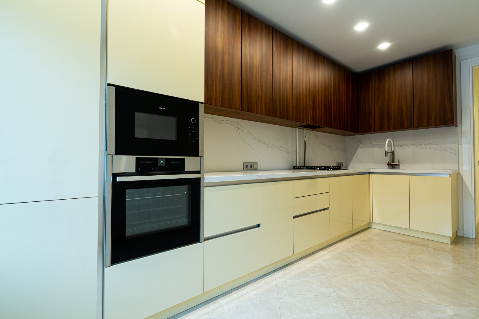 Современная кухня под потолок