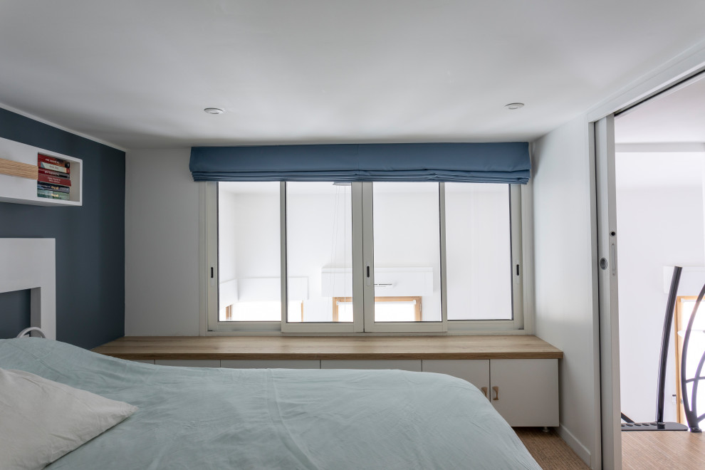Идея дизайна: маленькая хозяйская спальня в стиле модернизм с серыми стенами, пробковым полом и коричневым полом без камина для на участке и в саду