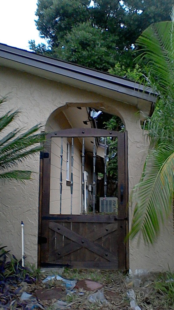 Example of a mid-century modern home design design in Orlando