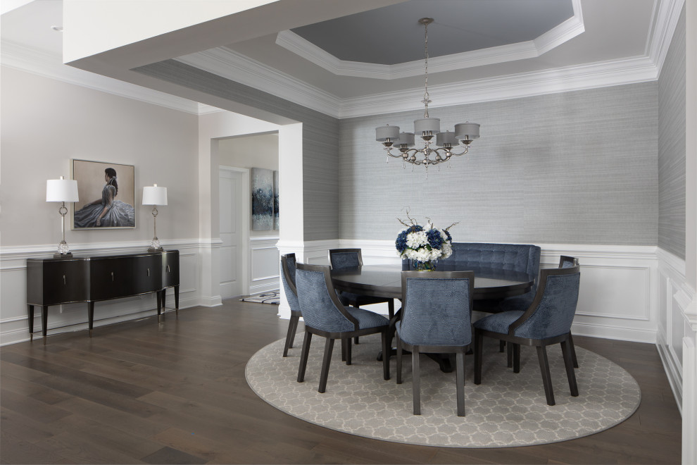 Exemple d'une grande salle à manger ouverte sur le salon chic avec un mur gris, un sol en bois brun, un sol marron, un plafond décaissé et du papier peint.