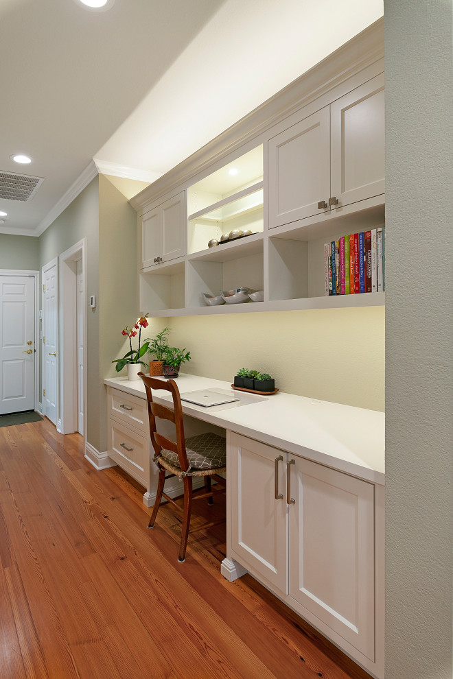 Ejemplo de despacho clásico renovado de tamaño medio con paredes grises, suelo de madera en tonos medios, escritorio empotrado y suelo marrón