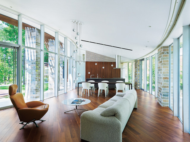 弧線上のVILLA | 軽井沢の別荘建築 modern-living-room