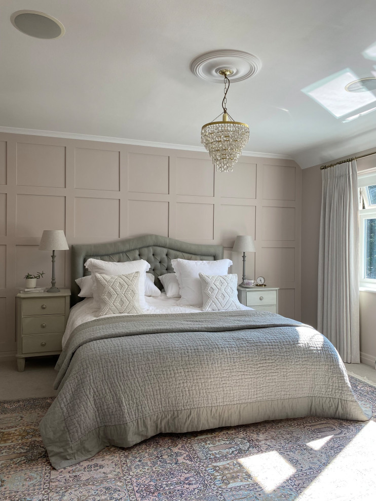 Пример оригинального дизайна: хозяйская спальня в классическом стиле с розовыми стенами, ковровым покрытием, бежевым полом и панелями на части стены