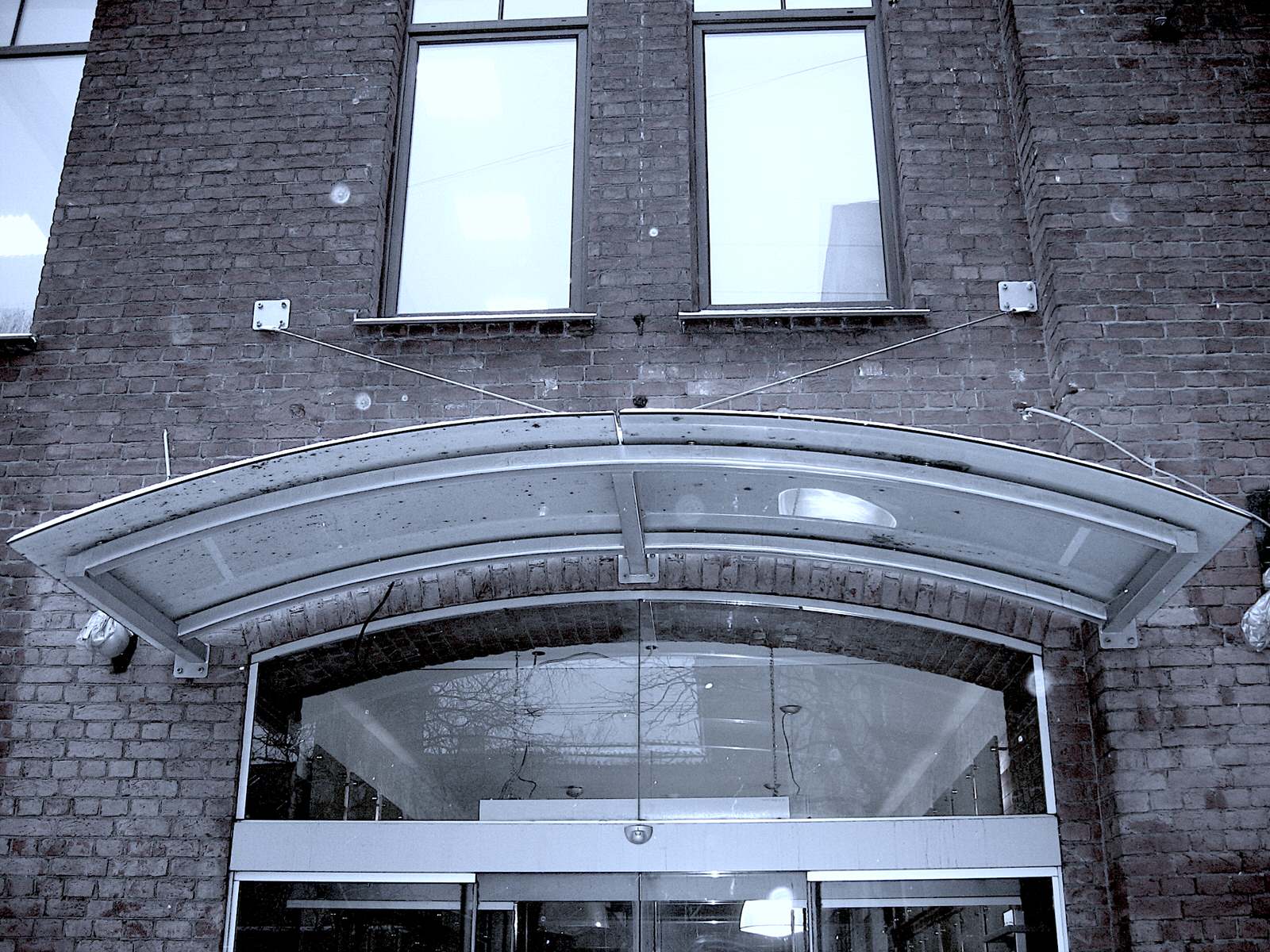 Цельностеклянный козырёк