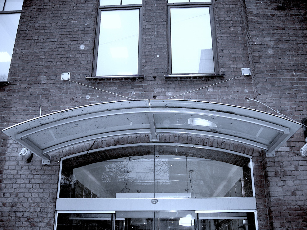 Цельностеклянный козырёк