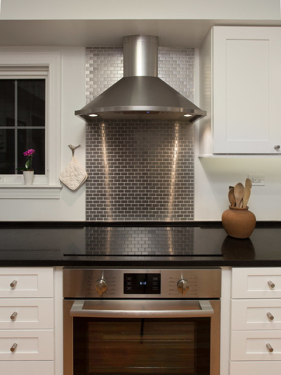 Enclosed kitchen - mid-sized transitional u-shaped medium tone wood floor enclosed kitchen idea in Chicago with a double-bowl sink, shaker cabinets, white cabinets, quartzite countertops, gray backsplash, subway tile backsplash, stainless steel appliances and no island
