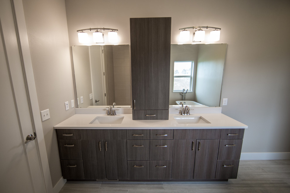 Example of a transitional bathroom design in Cedar Rapids