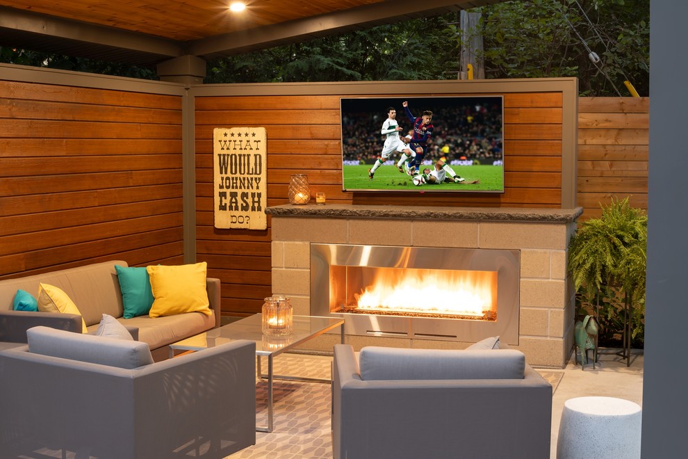 Transitional backyard patio photo in Toronto