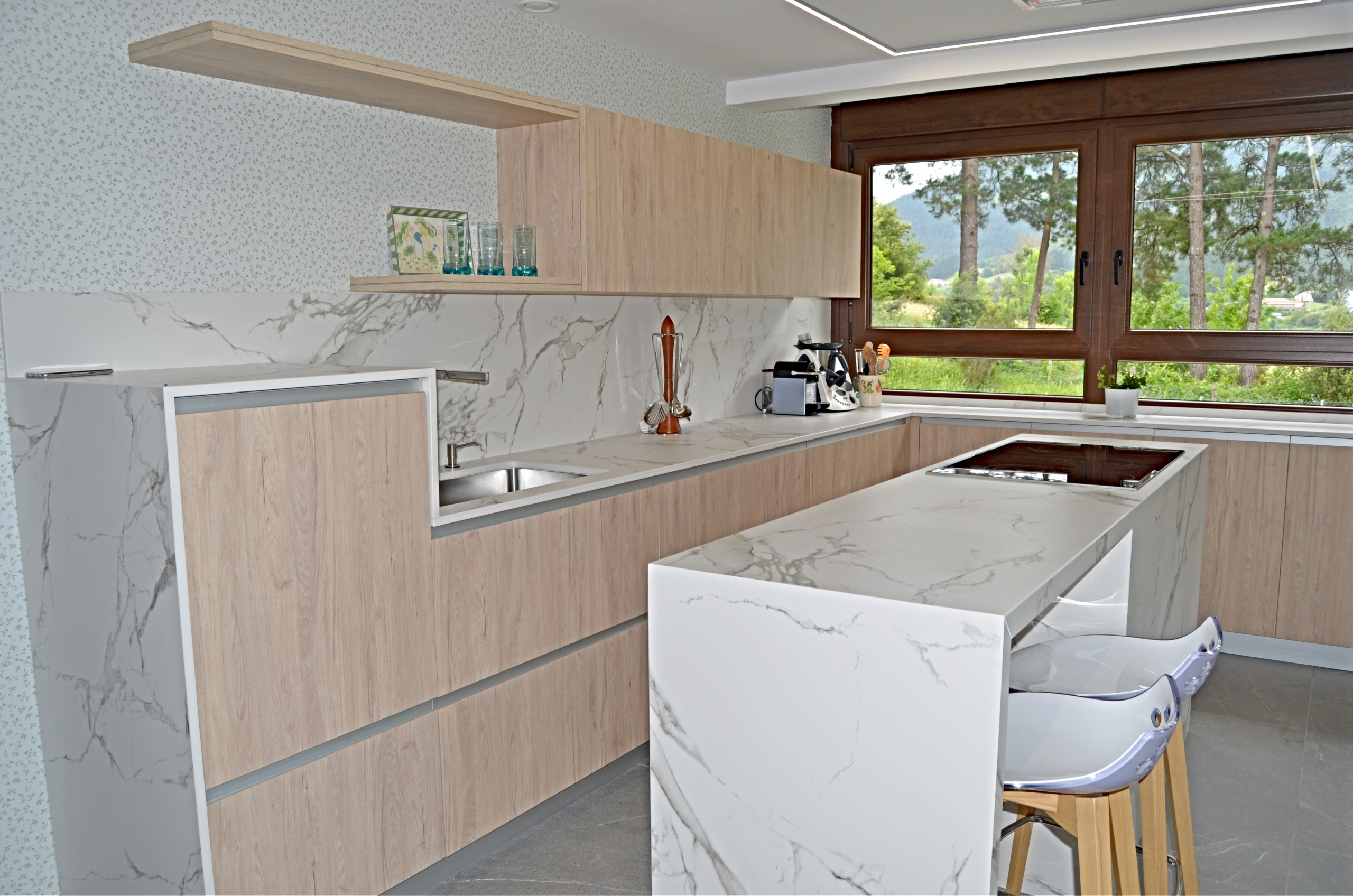 おしゃれなアイランドキッチン クロスの天井 の画像 75選 22年12月 Houzz ハウズ