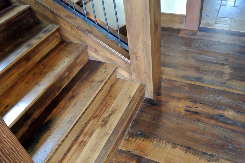 Large traditional wood l-shaped staircase in Cleveland with wood risers.