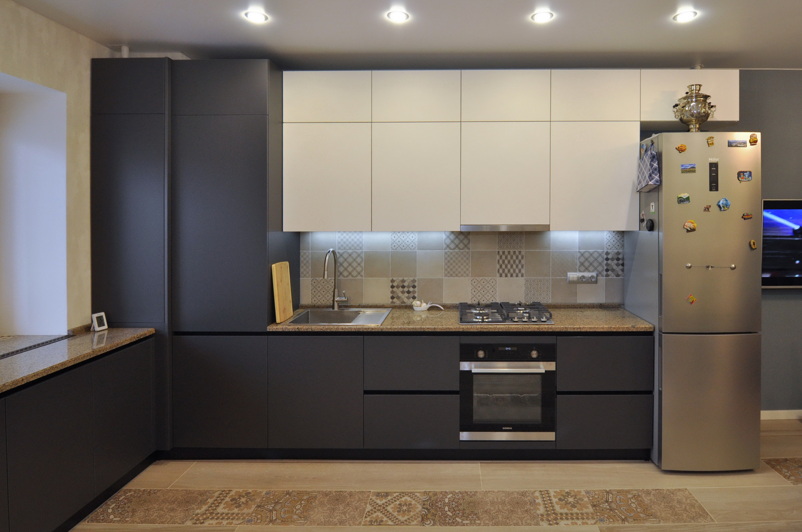 Кухня без ручек фасады Алвик