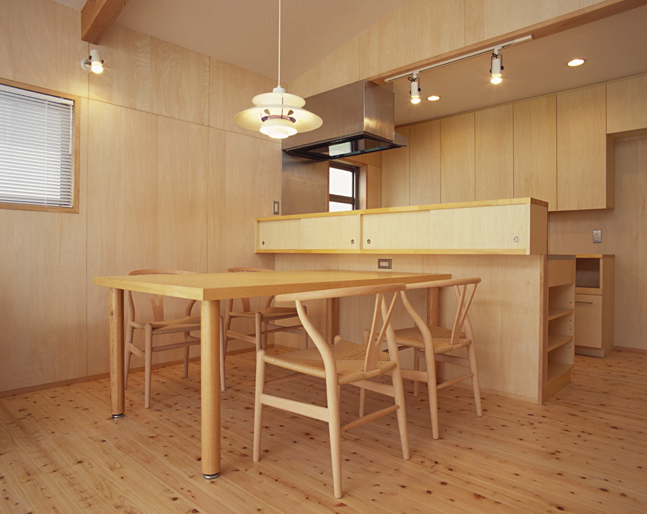 Idées déco pour une salle à manger ouverte sur le salon de taille moyenne avec un mur beige, parquet clair, un sol beige et un plafond en papier peint.