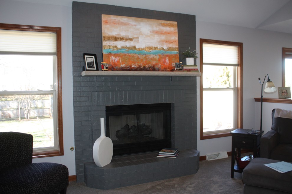Example of a transitional home design design in Chicago