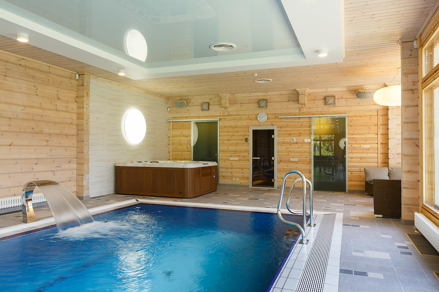 Загородный частный бассейн в поселке Медное озеро