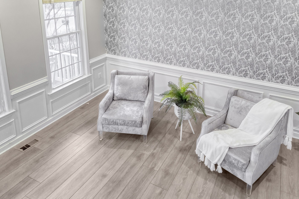 Foto de sala de estar abierta costera de tamaño medio con paredes grises, suelo vinílico, televisor colgado en la pared, suelo gris y papel pintado