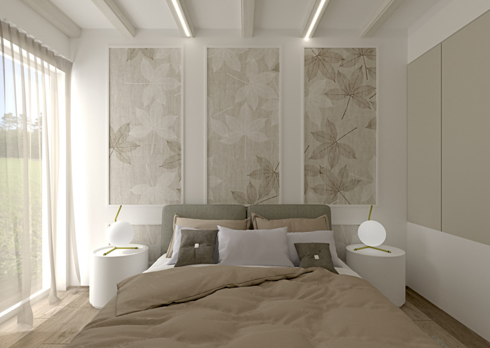 Modelo de dormitorio principal pequeño sin chimenea con paredes blancas, suelo de baldosas de porcelana, suelo beige, vigas vistas y papel pintado