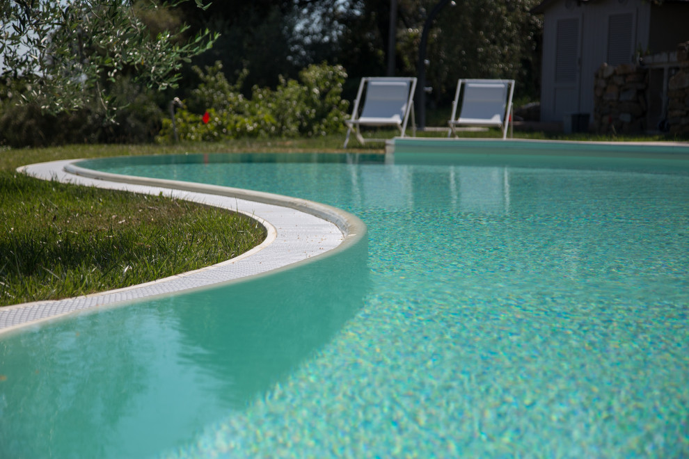 Immagine di una grande piscina a sfioro infinito moderna rettangolare con piastrelle