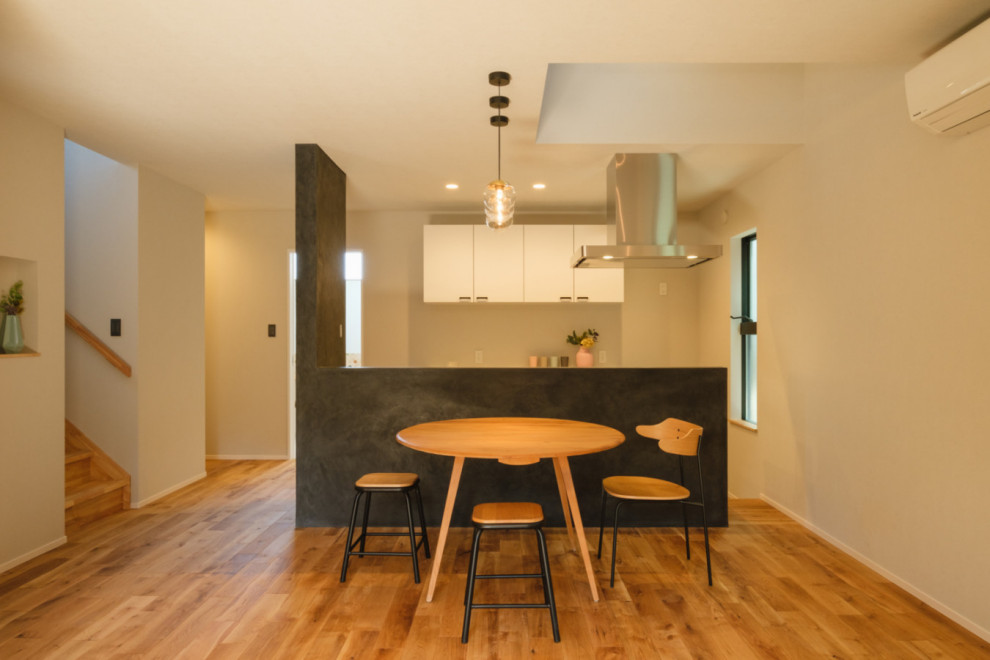 Exemple d'une salle à manger avec un mur blanc, un sol en bois brun, un plafond en papier peint et du papier peint.