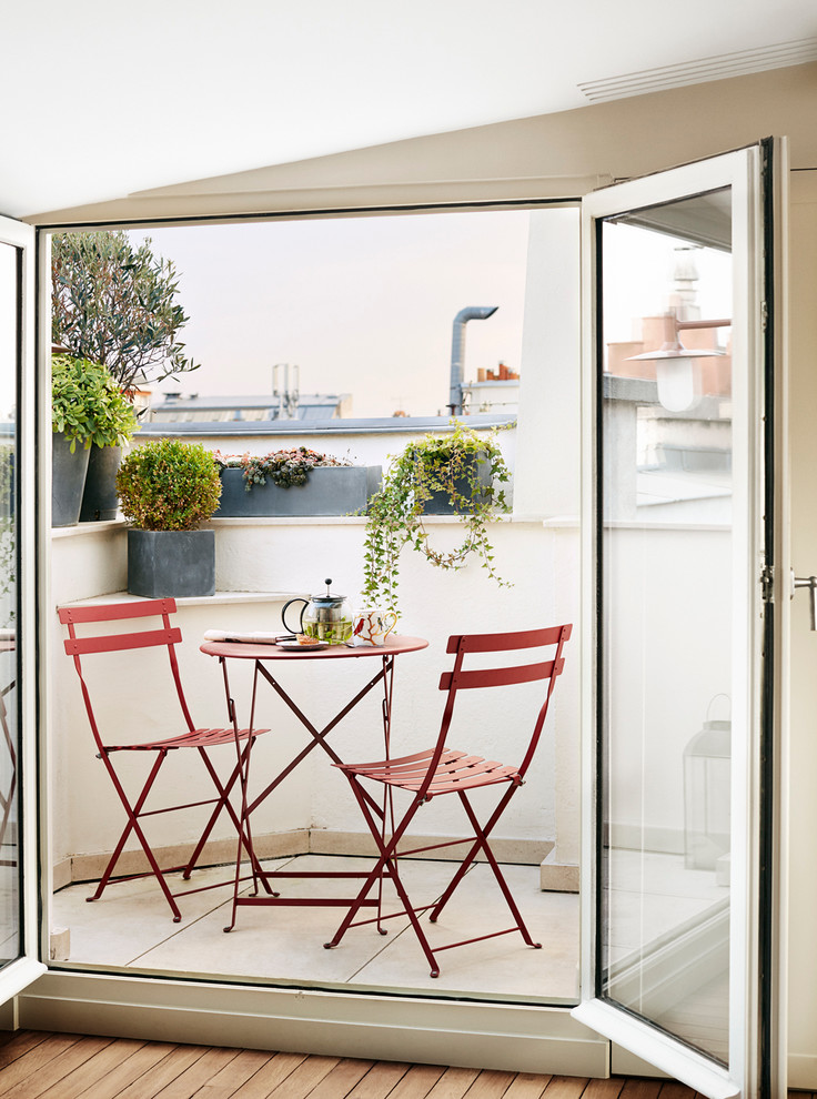 Design ideas for a small traditional balcony in Paris with no cover and a container garden.