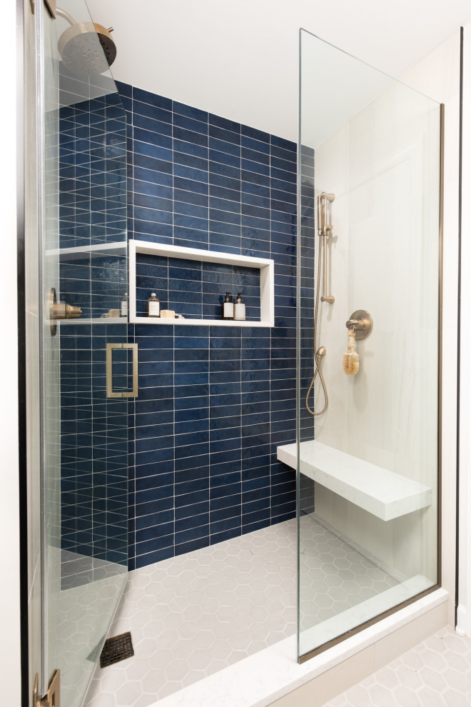 Пример оригинального дизайна: главная ванная комната среднего размера в современном стиле с фасадами с утопленной филенкой, коричневыми фасадами, душем в нише, унитазом-моноблоком, белой плиткой, керамогранитной плиткой, белыми стенами, полом из цементной плитки, накладной раковиной, мраморной столешницей, бежевым полом, душем с распашными дверями, белой столешницей, сиденьем для душа, тумбой под две раковины и подвесной тумбой