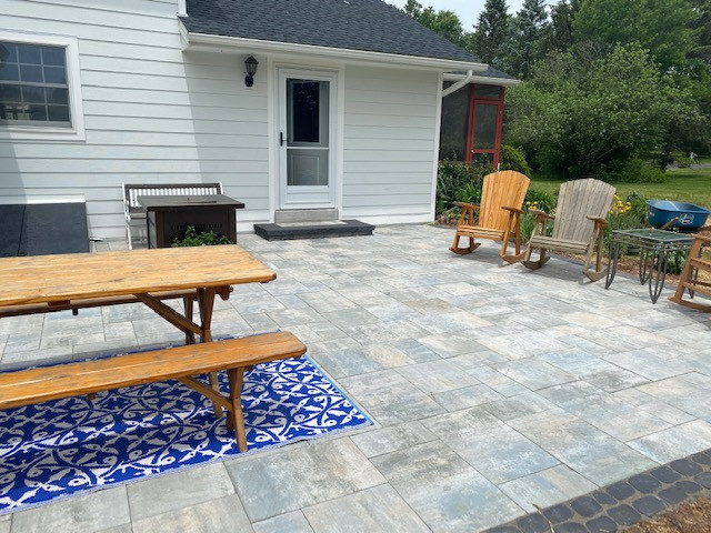 Cambridge Oceanside Pavers with coal river rock border