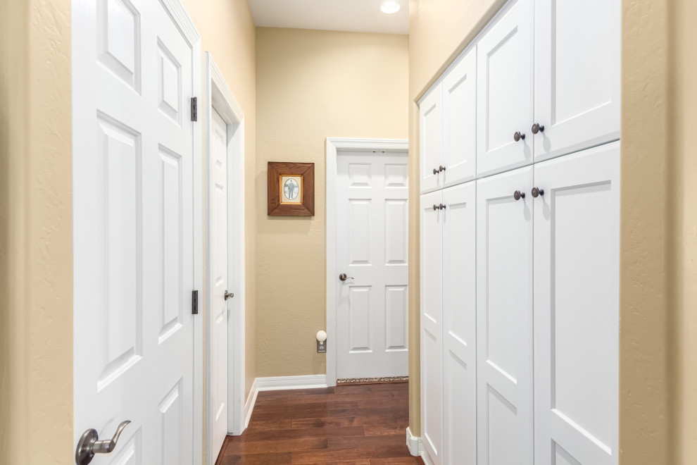Transitional home design photo in Phoenix