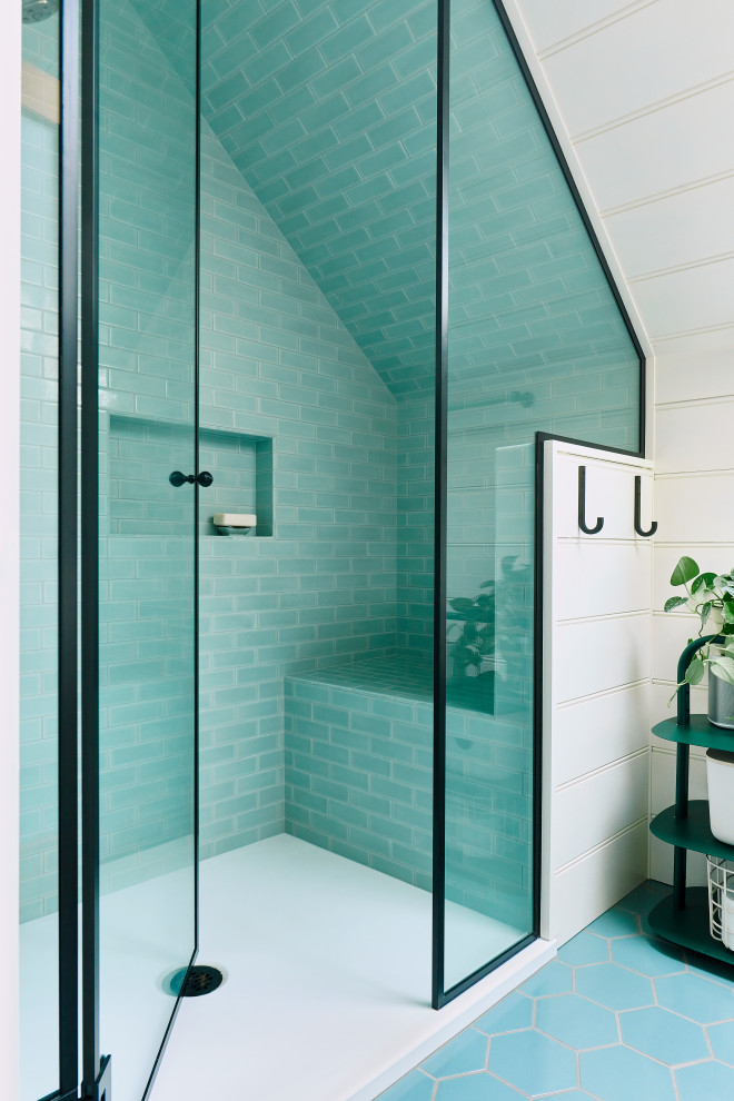 Идея дизайна: ванная комната с душем в нише, синей плиткой, керамической плиткой, полом из керамической плитки, синим полом, душем с распашными дверями, сиденьем для душа и панелями на части стены