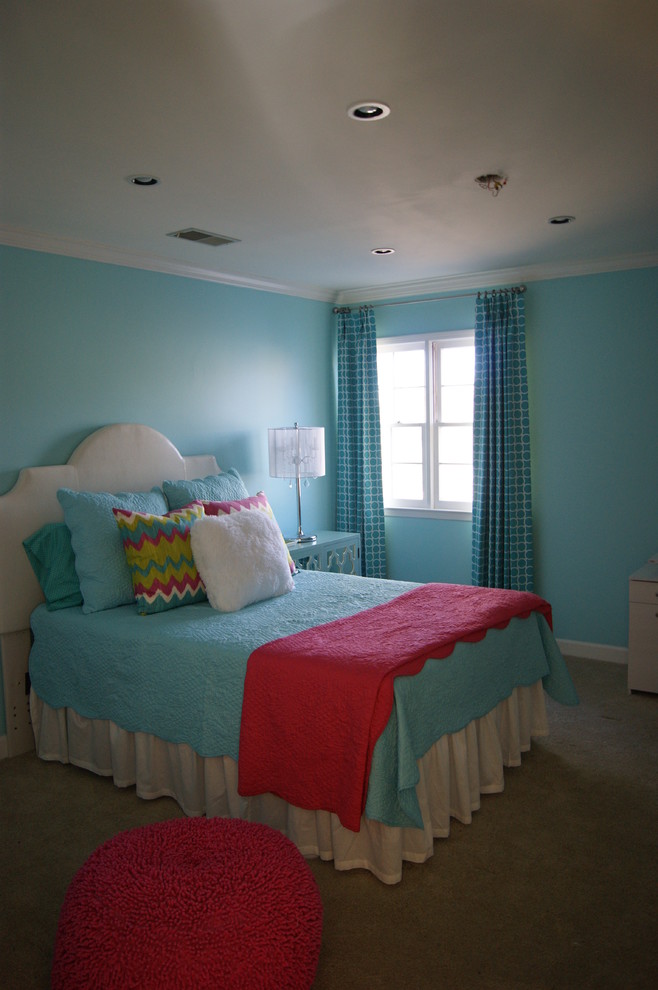 Bedroom in Atlanta with blue walls.