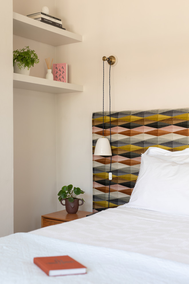Стильный дизайн: хозяйская спальня среднего размера в современном стиле с бежевыми стенами, ковровым покрытием и серым полом - последний тренд