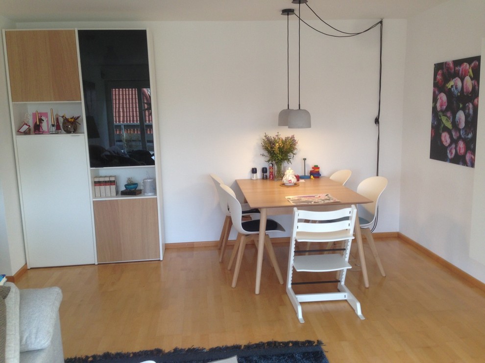 Esszimmer With weißer Wandfarbe and hellem Holzboden in Munich