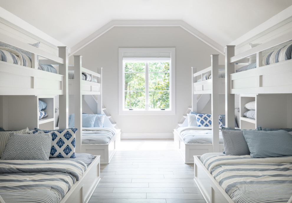 Imagen de dormitorio infantil abovedado marinero grande con paredes grises, suelo de baldosas de porcelana y suelo marrón